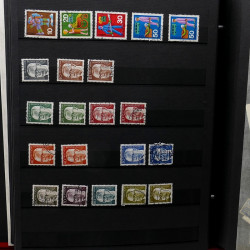 Lot de timbres France et Monde à trier dans une caisse en bois.