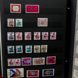 Lot de timbres France et Monde à trier dans une caisse en bois.