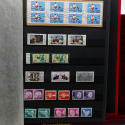 Lot de timbres France et Monde à trier dans une caisse en bois.