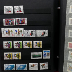 Lot de timbres France et Monde à trier dans une caisse en bois.