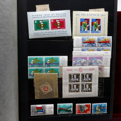 Lot de timbres France et Monde à trier dans une caisse en bois.