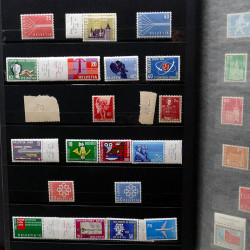 Lot de timbres France et Monde à trier dans une caisse en bois.