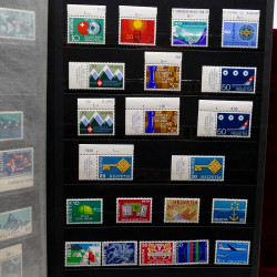 Lot de timbres France et Monde à trier dans une caisse en bois.