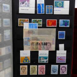 Lot de timbres France et Monde à trier dans une caisse en bois.