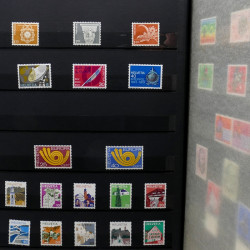 Lot de timbres France et Monde à trier dans une caisse en bois.