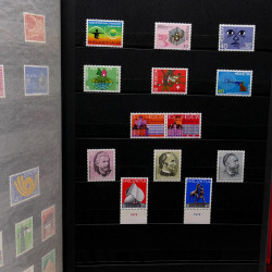 Lot de timbres France et Monde à trier dans une caisse en bois.