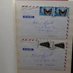 Lot de timbres France et Monde à trier dans une caisse en bois.