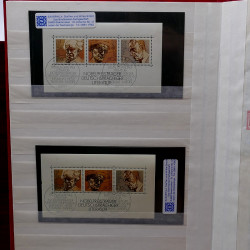 Lot de timbres France et Monde à trier dans une caisse en bois.