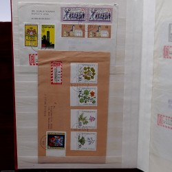 Lot de timbres France et Monde à trier dans une caisse en bois.