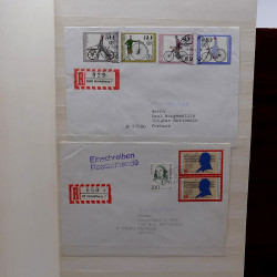 Lot de timbres France et Monde à trier dans une caisse en bois.