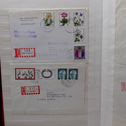 Lot de timbres France et Monde à trier dans une caisse en bois.