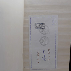 Lot de timbres France et Monde à trier dans une caisse en bois.
