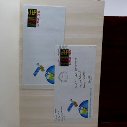 Lot de timbres France et Monde à trier dans une caisse en bois.