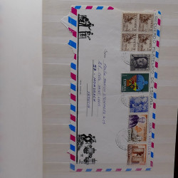 Lot de timbres France et Monde à trier dans une caisse en bois.