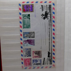 Lot de timbres France et Monde à trier dans une caisse en bois.
