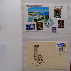 Lot de timbres France et Monde à trier dans une caisse en bois.