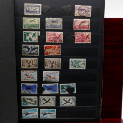 Lot de timbres France et Monde à trier dans une caisse en bois.