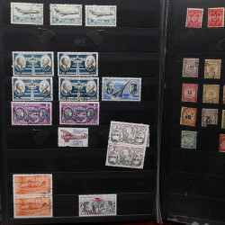 Lot de timbres France et Monde à trier dans une caisse en bois.