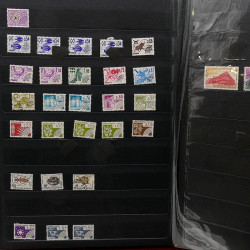 Lot de timbres France et Monde à trier dans une caisse en bois.