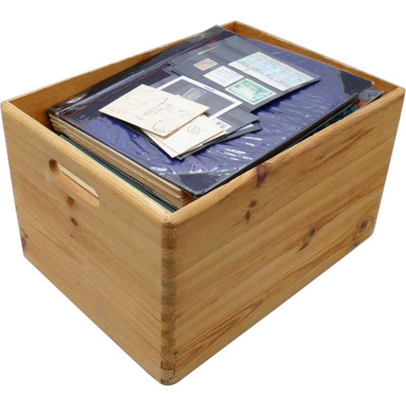 Lot de timbres France et Monde à trier dans une caisse en bois.