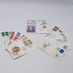 Lot de timbres France et Monde à trier dans une caisse en bois.