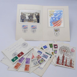 Lot de timbres France et Monde à trier dans une caisse en bois.
