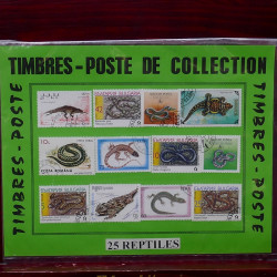 Lot de timbres France et Monde à trier dans une caisse en bois.
