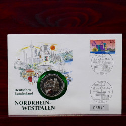 Lot de timbres France et Monde à trier dans une caisse en bois.