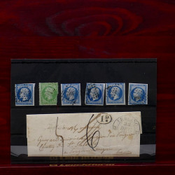 Lot de timbres France et Monde à trier dans une caisse en bois.