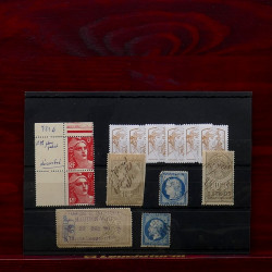 Lot de timbres France et Monde à trier dans une caisse en bois.