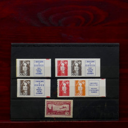 Lot de timbres France et Monde à trier dans une caisse en bois.