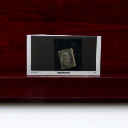 Lot de timbres France et Monde à trier dans une caisse en bois.