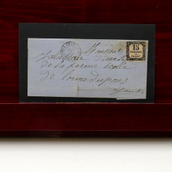 Lot de timbres France et Monde à trier dans une caisse en bois.