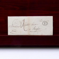 Lot de timbres France et Monde à trier dans une caisse en bois.