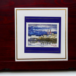 Lot de timbres France et Monde à trier dans une caisse en bois.