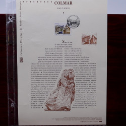 Lot de timbres France et Monde à trier dans une caisse en bois.