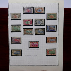 Lot de timbres France et Monde à trier dans une caisse en bois.