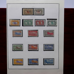 Lot de timbres France et Monde à trier dans une caisse en bois.