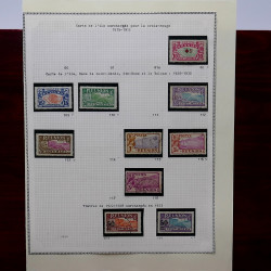 Lot de timbres France et Monde à trier dans une caisse en bois.