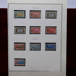 Lot de timbres France et Monde à trier dans une caisse en bois.