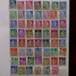 Lot de timbres France et Monde à trier dans une caisse en bois.