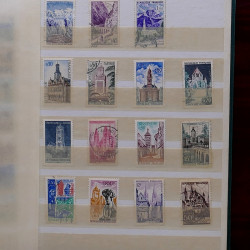 Lot de timbres France et Monde à trier dans une caisse en bois.