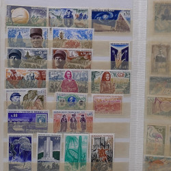 Lot de timbres France et Monde à trier dans une caisse en bois.