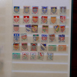 Lot de timbres France et Monde à trier dans une caisse en bois.