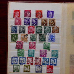 Lot de timbres France et Monde à trier dans une caisse en bois.