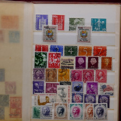 Lot de timbres France et Monde à trier dans une caisse en bois.