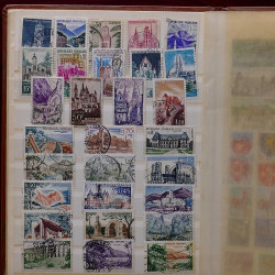 Lot de timbres France et Monde à trier dans une caisse en bois.