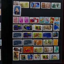 Lot de timbres France et Monde à trier dans une caisse en bois.