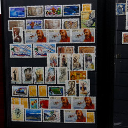 Lot de timbres France et Monde à trier dans une caisse en bois.