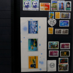 Lot de timbres France et Monde à trier dans une caisse en bois.